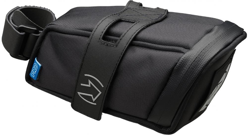 Schwarze PRO Performance M Satteltasche, kompakt, mit blauem PRO Logo, für Werkzeug und Ersatzschlauch.