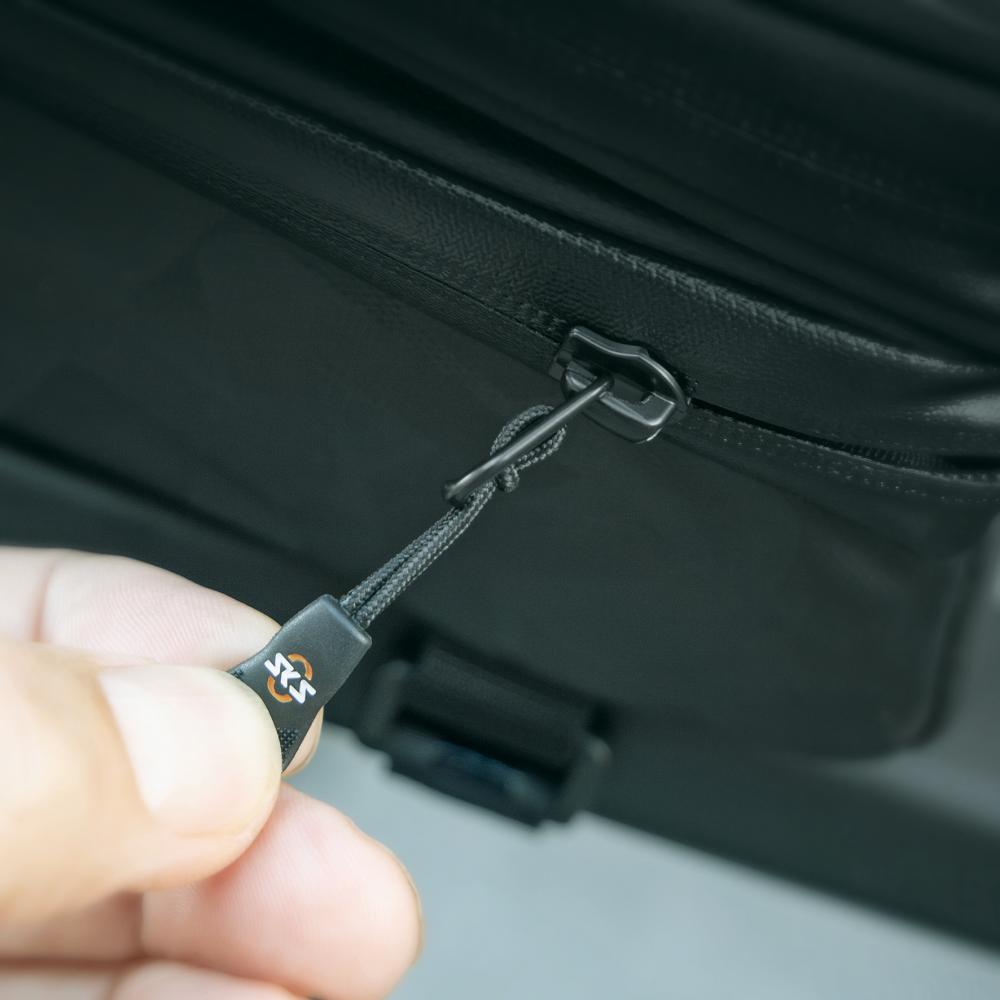 SKS Explorer Smart Oberrohrtasche schwarz: Hand öffnet wasserabweisende Rahmentasche für Smartphone, ideal für Bikepacking.