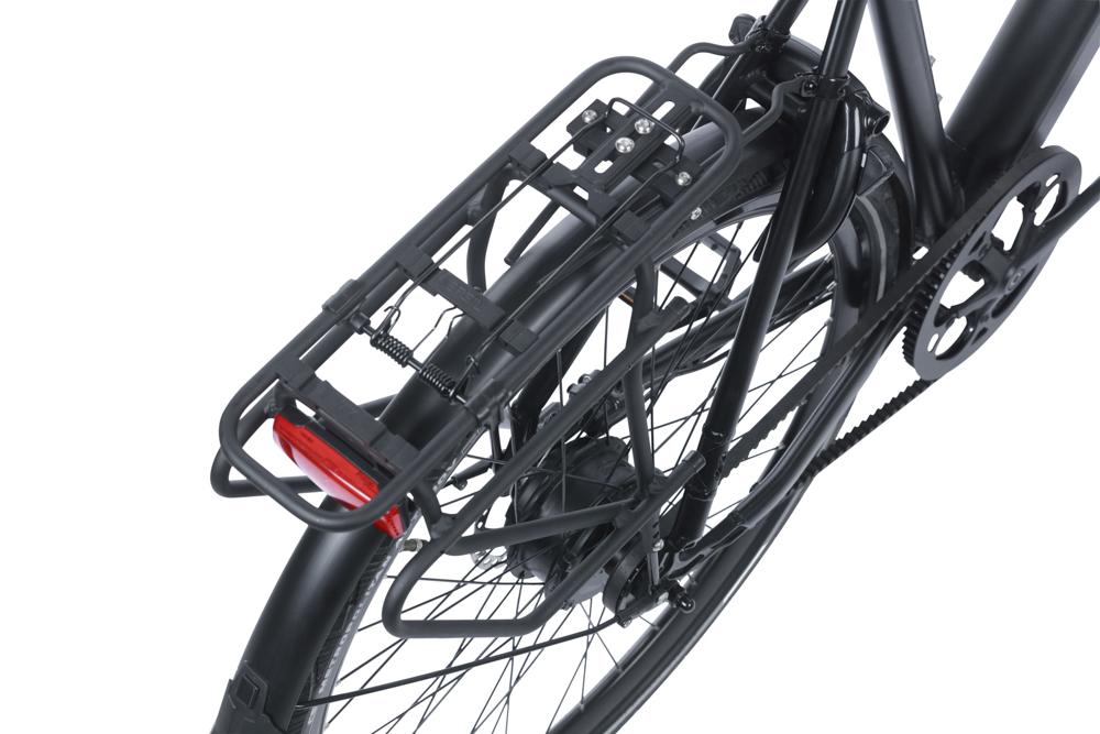 Schwarzer Basil Cargo Gepäckträger hinten am Fahrrad mit integriertem Rücklicht und Riemenantrieb.