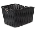 Schwarzer Basil Hinterradkorb Weave WP aus geflochtenem Kunststoff auf weißem Hintergrund.