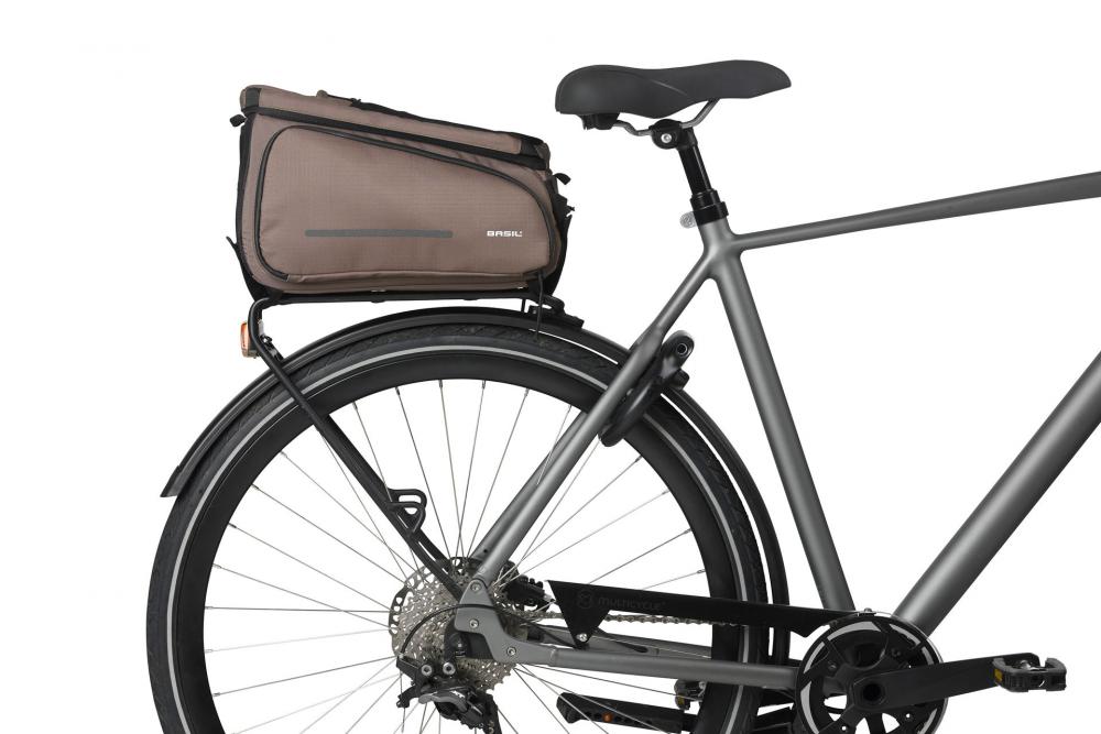 Basil Move Gepäckträgertasche 10-26 Liter Braun - recyceltes Polyester, MIK-Befestigung, erweiterbar, reflektierend