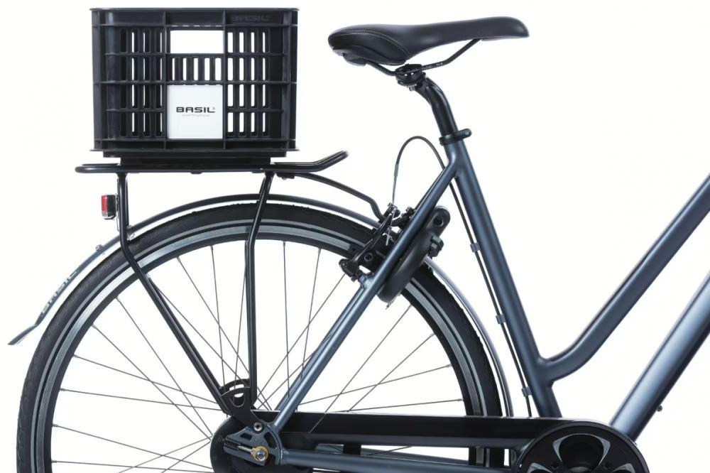 Basil Crate S MIK Fahrradkiste 17,5 Liter schwarz aus recyceltem Kunststoff auf Fahrrad-Gepäckträger montiert.