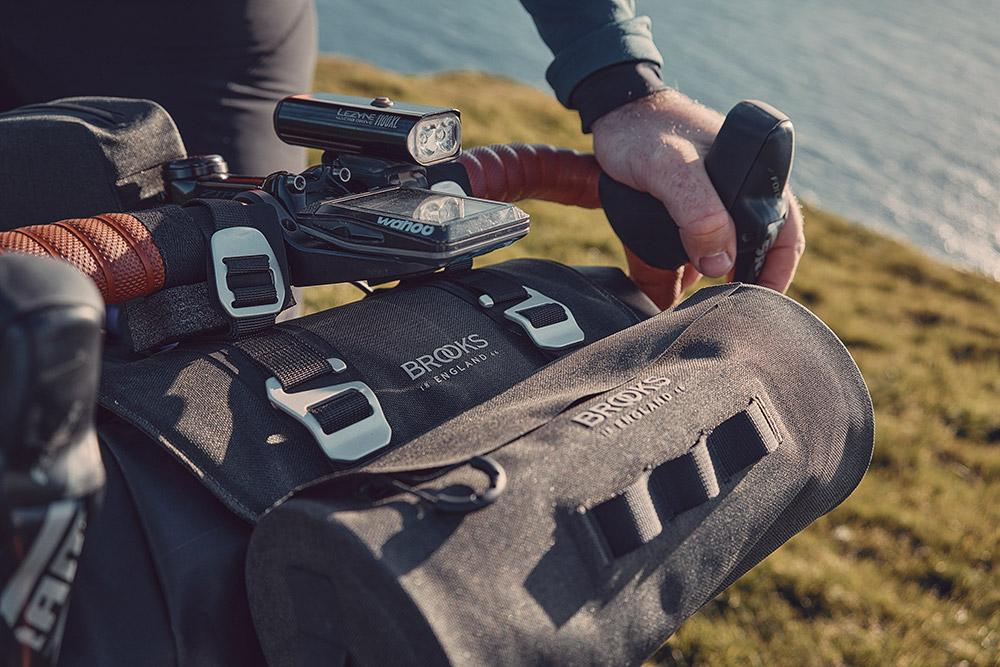 BROOKS Scape Handlebar Roll Mud Green - wasserdichte Bikepacking-Lenkertasche 10 bis 12 Liter mit Rollverschluss & Befestigungssystem