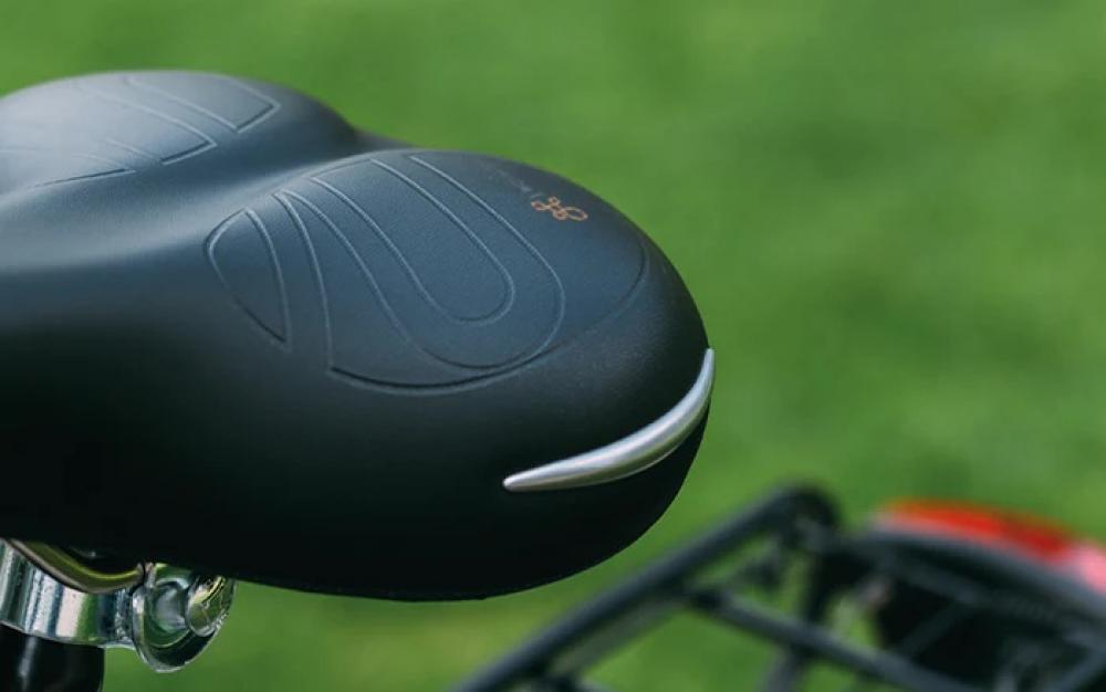 Selle Royal Sattel Freedom Strengtex Moderate Unisex, schwarz, mit geprägtem Muster und silbernem Zierelement.
