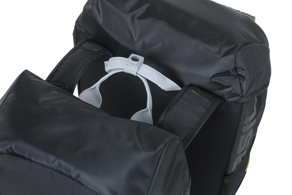 Basil Miles Doppelpacktasche schwarz-lime, wasserdicht, Nahaufnahme der Befestigung oben und Griffe.