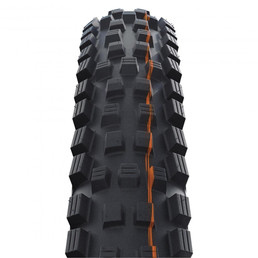 Schwalbe Magic Mary 29x2.40 MTB Reifen schwarz, faltbar, mit aggressivem Profil und orangefarbenem Streifen.