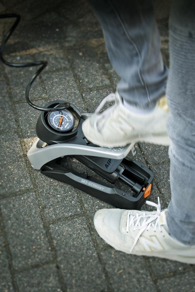 SKS Fußpumpe Airstep - Hochdruck-Standpumpe mit Manometer - Stahlzylinder robuster Trittmechanismus Multi-Valve-Ventilkopf für Auto Dunlop- & Presta-Ventile
