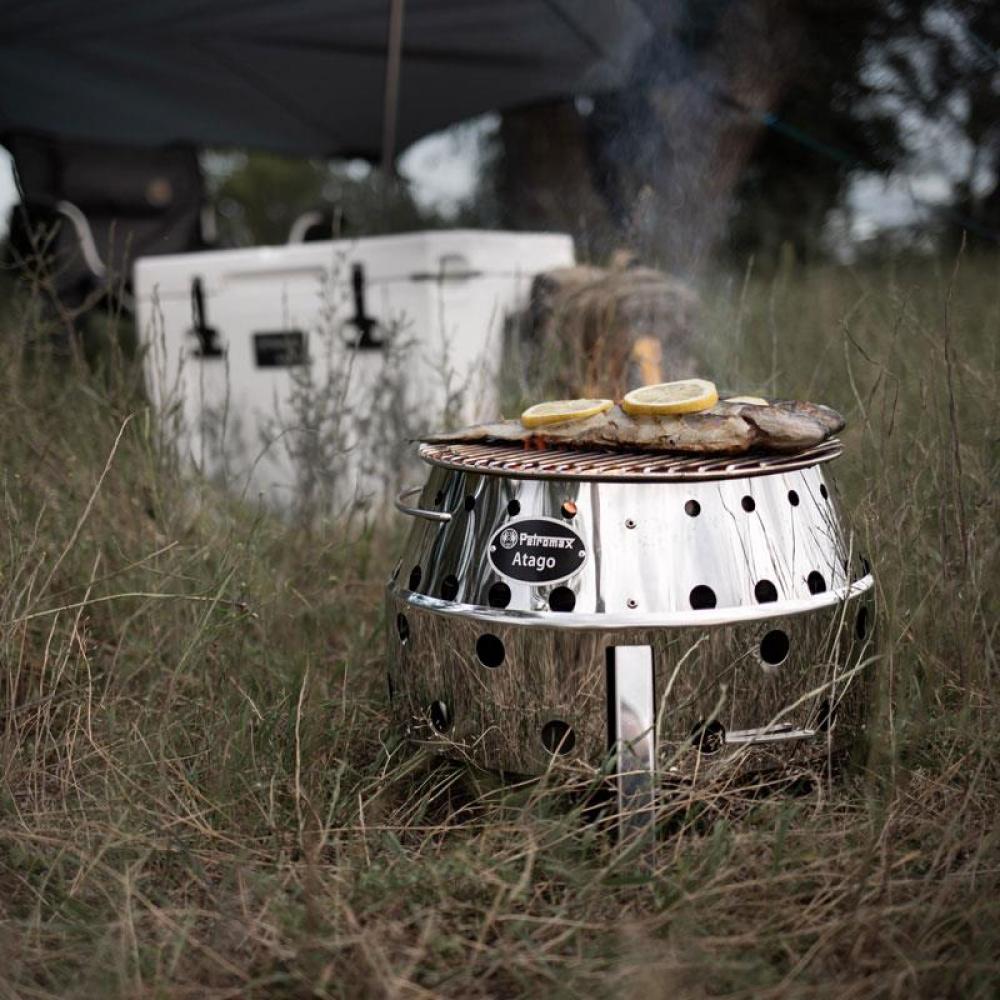 Petromax Atago 4-in-1 Edelstahl Grill, Feuerschale, Ofen & Herd, klappbar, Ø34 cm Grillrost, robust, extrem hitzebeständig, ideal für Camping & Outdoor-Kochen