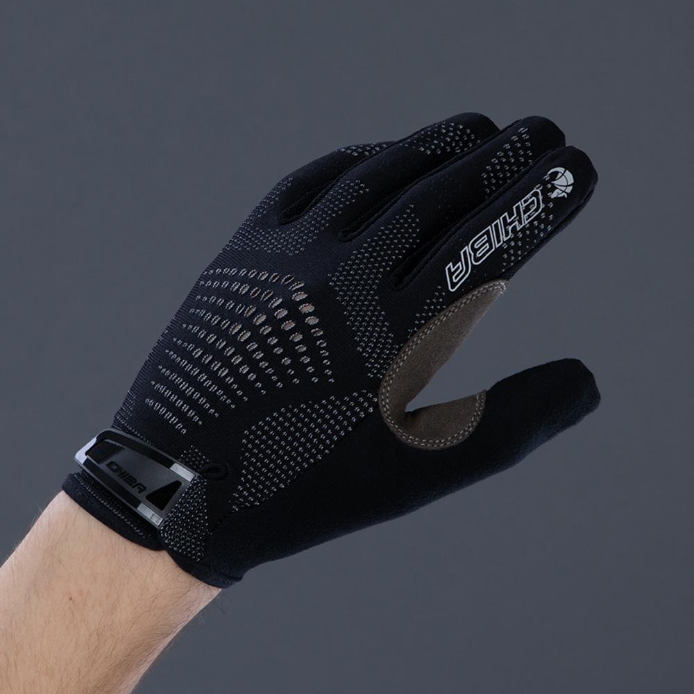CHIBA Gel Performer Radhandschuhe schwarz, mit Gelpolster und Touchfunktion, auf Hand getragen.