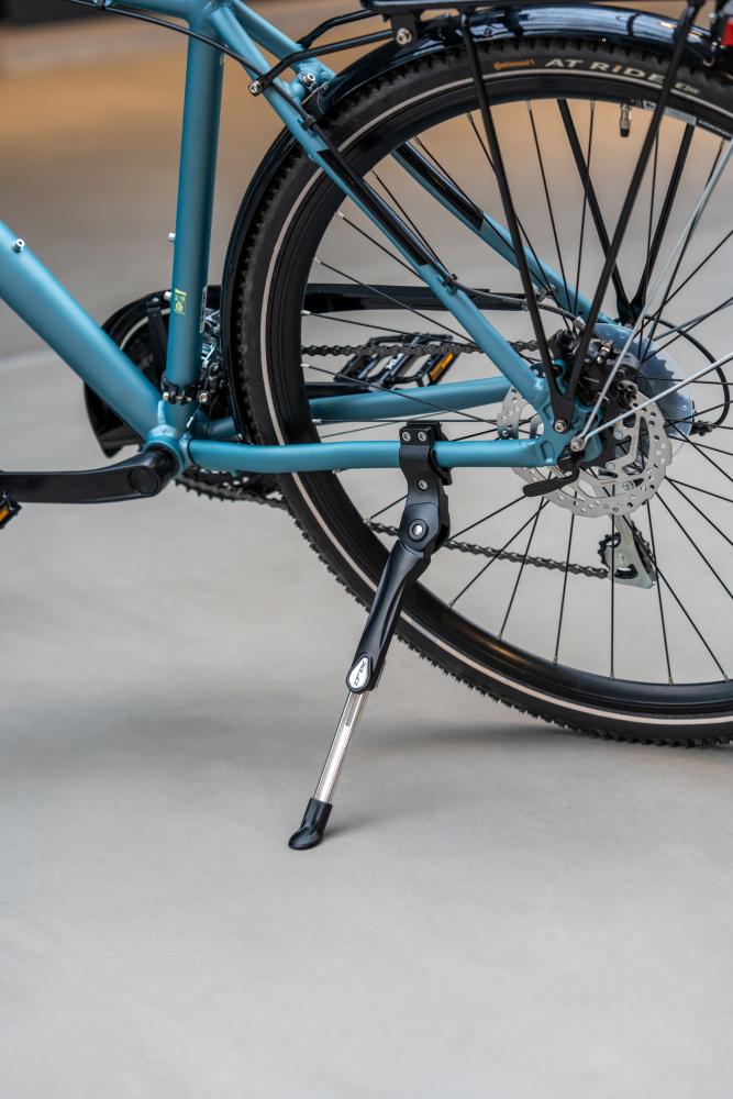 XLC Hinterbauständer KS-C01 schwarz verstellbar 24 bis 28 Zoll an türkisfarbenem Fahrrad montiert.