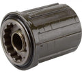 Nahaufnahme eines glänzenden, dunkelgrauen SHIMANO FH-RM66 Freilaufkörpers mit Zahnkranzaufnahme und Innengewinde.