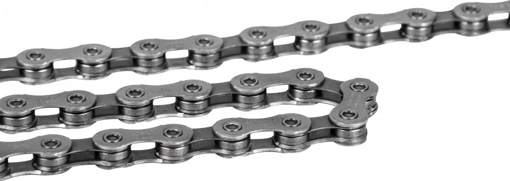 SHIMANO SLX CN-HG701 11-fach Fahrradkette mit Kettenschloss, silberne Glieder im Detail auf weißem Hintergrund.