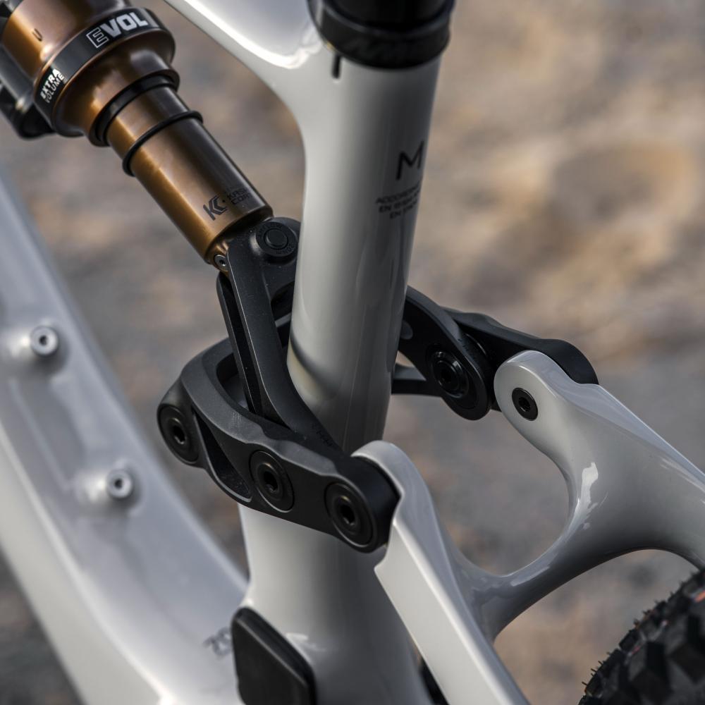 Amflow PX Carbon E-Mountainbike Fully, hellgrauer Carbonrahmen mit Fox Dämpfer und Federungssystem.