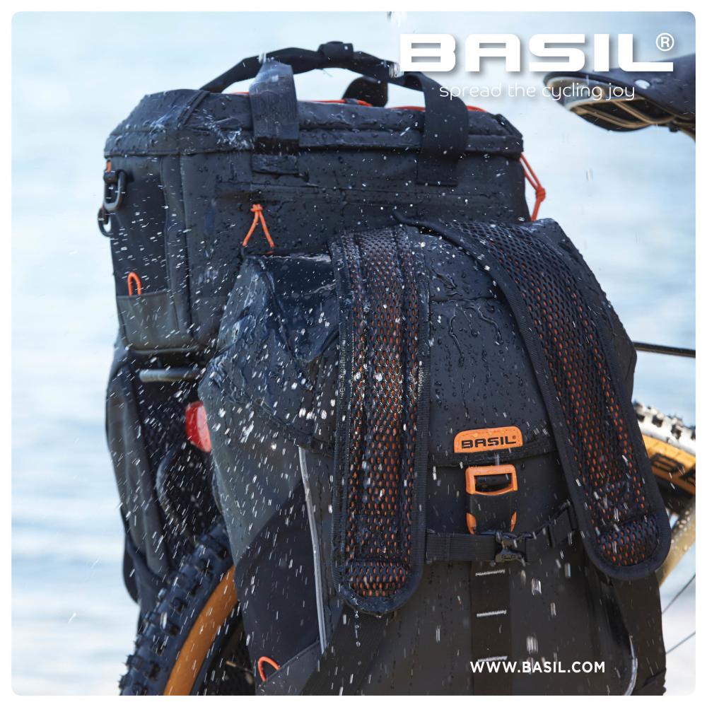 Wasserdichte Basil Miles Tarpaulin Gepäckträgertasche schwarz-orange mit Rollverschluss und Reflektoren.