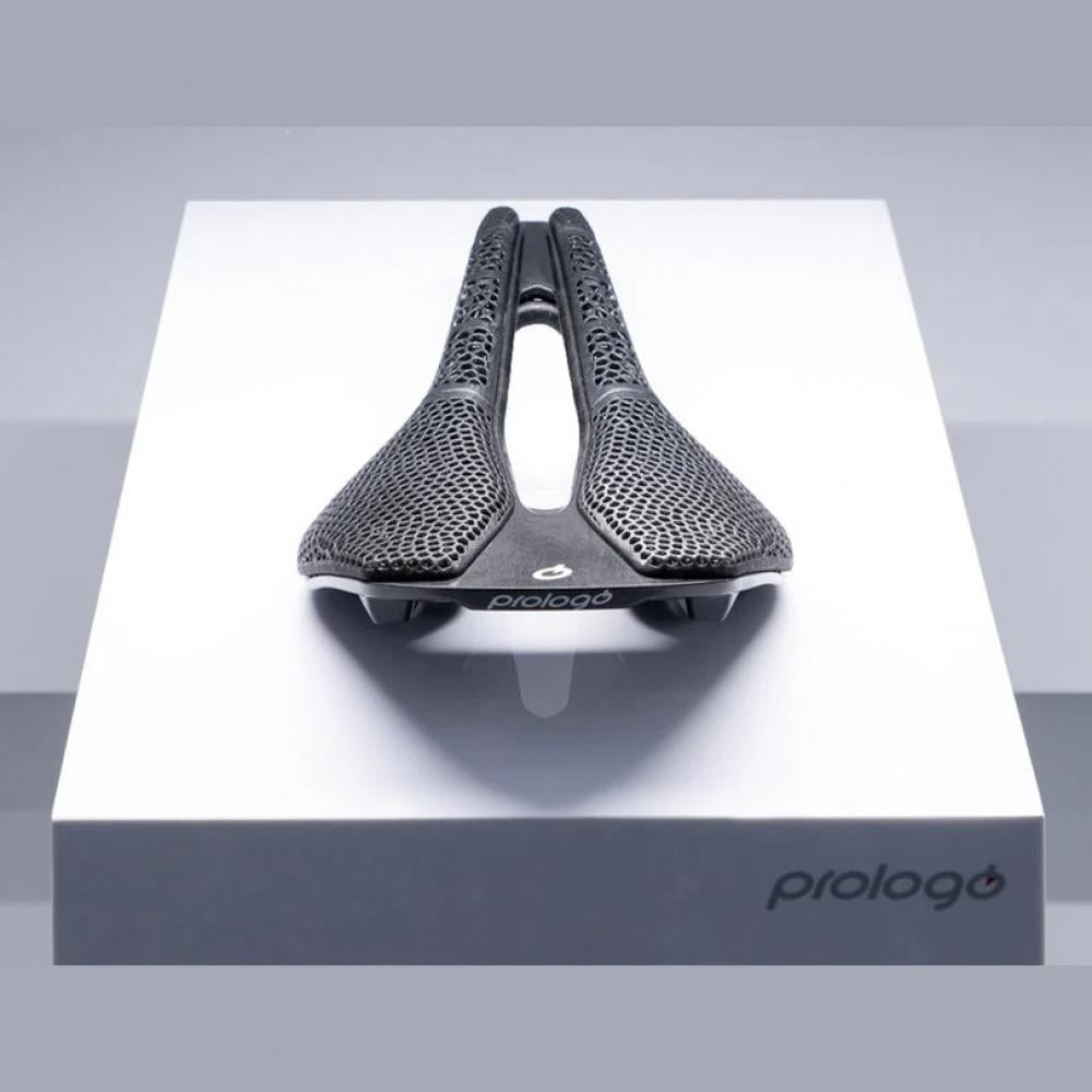 Ultraleichter Prologo Nago R4 PAS 3DMSS Fahrradsattel in Schwarz mit innovativer 3D-Gitterstruktur auf weißem Podest.