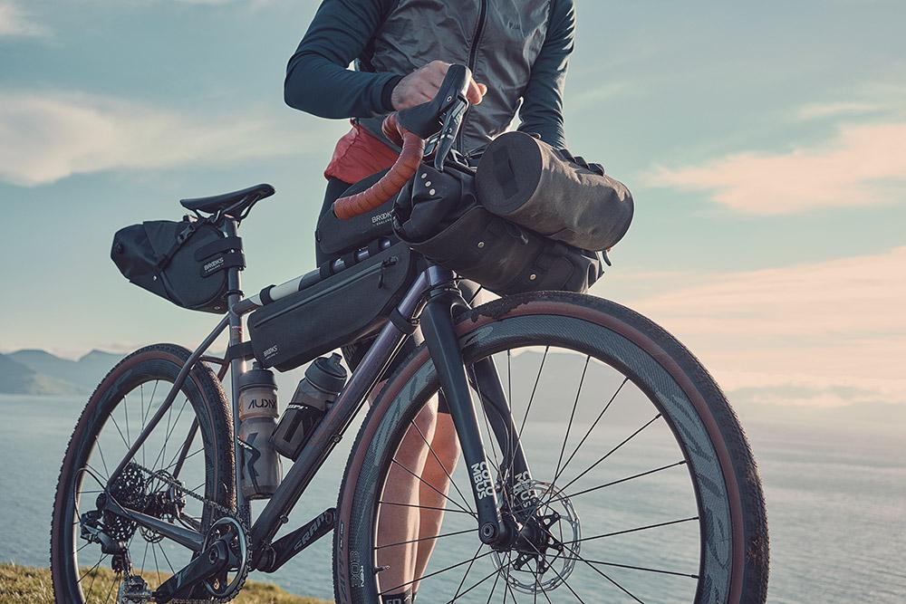 BROOKS Scape Handlebar Roll Mud Green - wasserdichte Bikepacking-Lenkertasche 10 bis 12 Liter mit Rollverschluss & Befestigungssystem