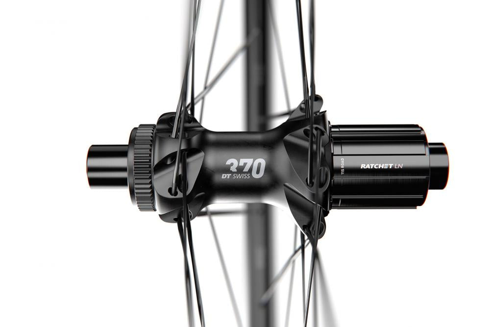 DT Swiss 370 Nabe eines schwarzen E 1800 SPLINE Endurance-Laufrads mit Speichen