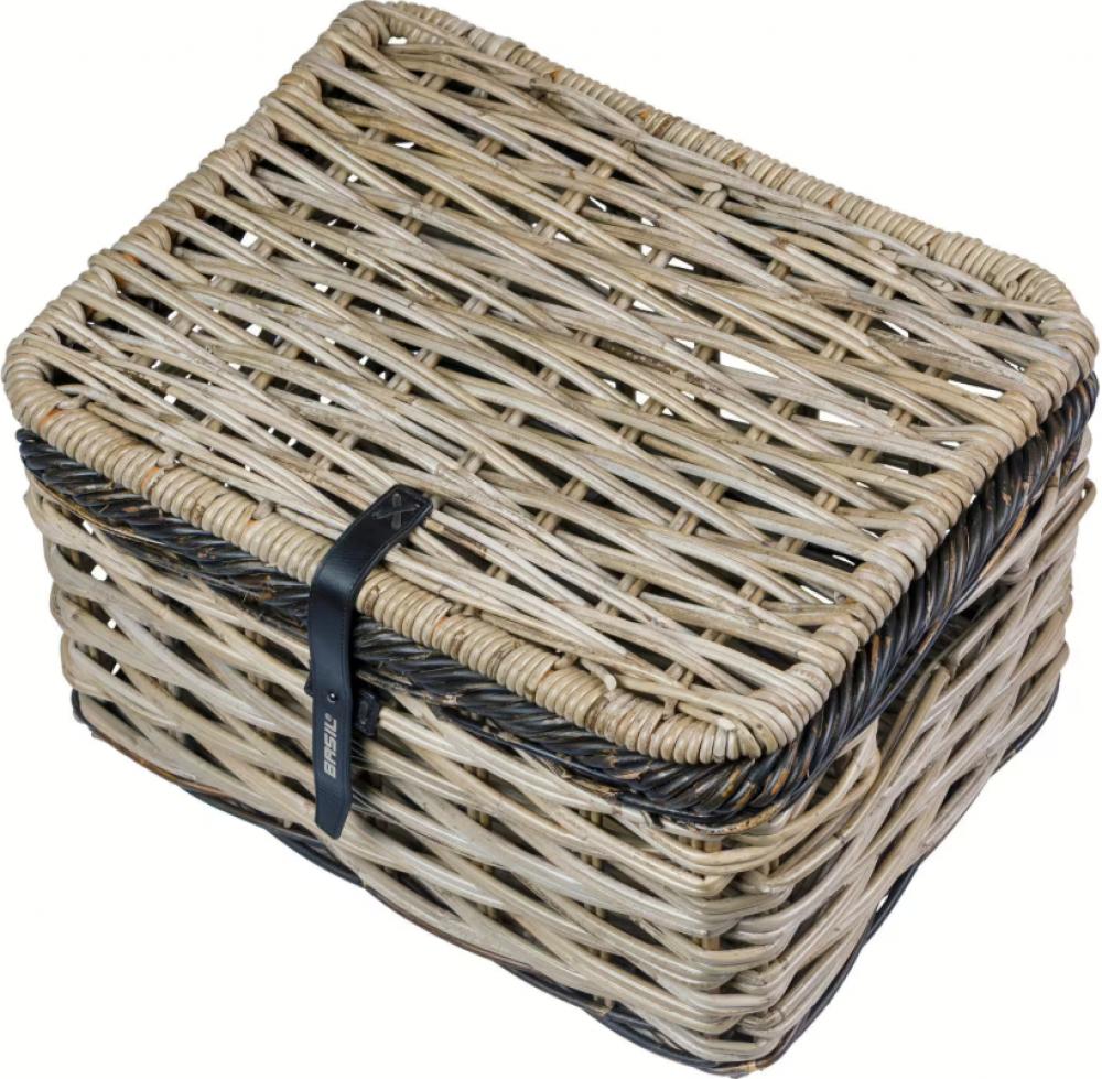 Handgeflochtener Basil Dijon S Vorderradkorb aus grau-schwarzem Rattan mit Deckel, robust und stilvoll.