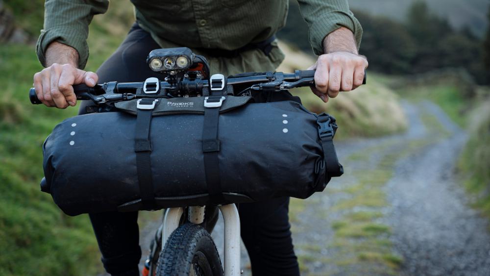 BROOKS Scape Handlebar Roll Mud Green - wasserdichte Bikepacking-Lenkertasche 10 bis 12 Liter mit Rollverschluss & Befestigungssystem