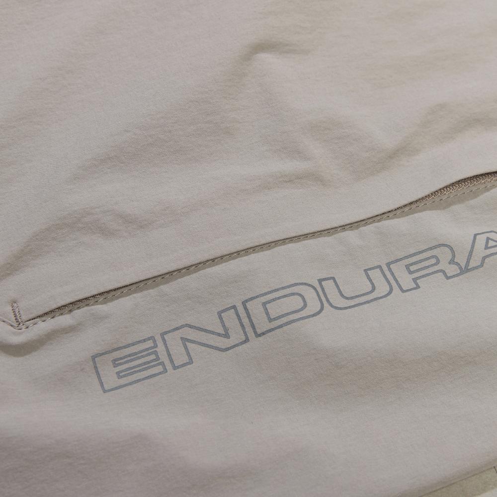 Endura GV500 Foyle Short fossil M - schlank geschnittene Radhose, optimiert für Gravel, perfekt kombinierbar mit GR500 Reiver Bibshort, leicht, robust und komfortabel