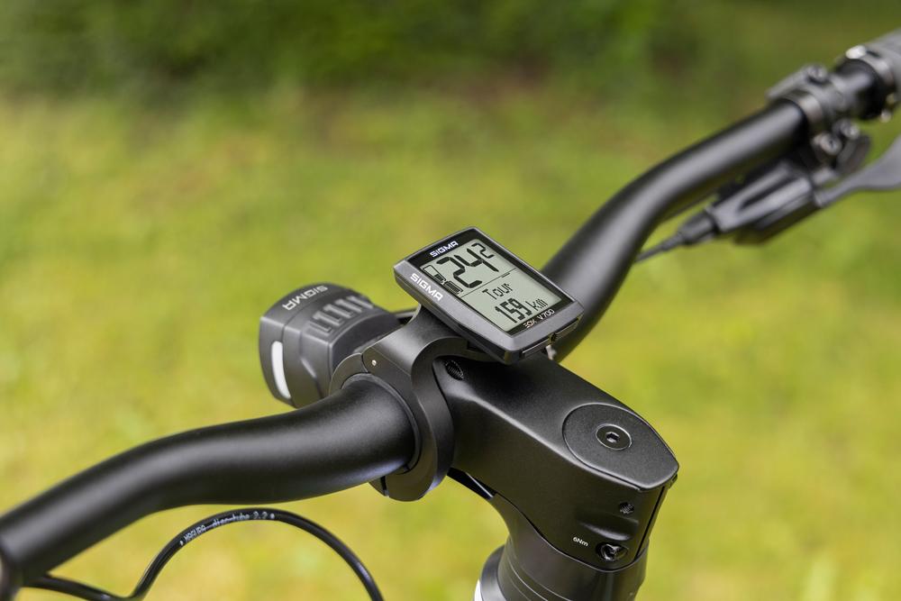 Schwarzer Sigma EOX VIEW 700 E-Bike-Computer mit 2-Zoll Display und App-Steuerung am Lenker eines E-Bikes.