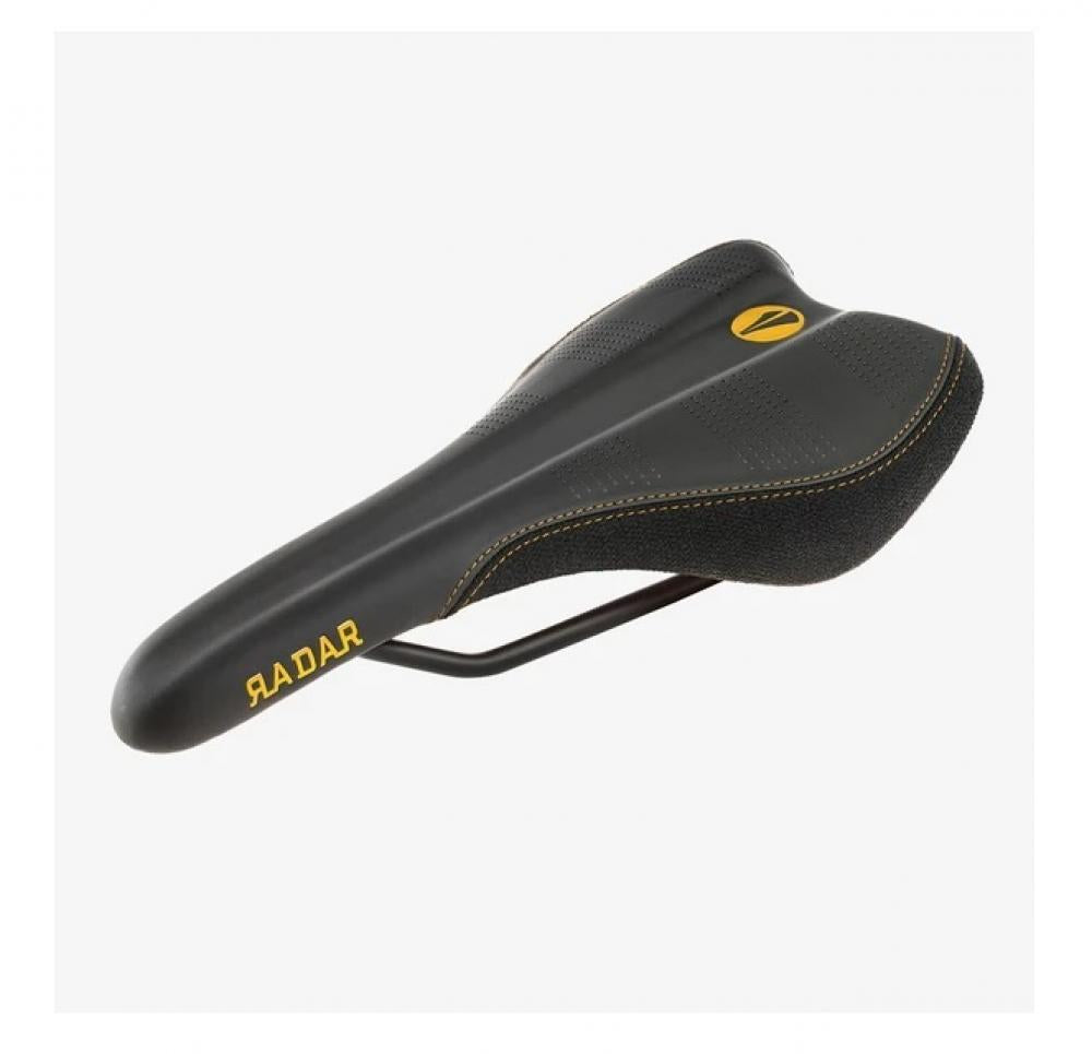 Schwarzer SDG Radar MTN Fahrradsattel mit goldener Schrift und Nähten.