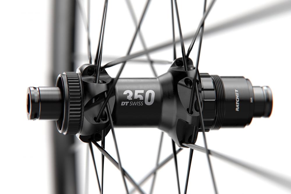 Schwarzes DT Swiss Laufrad ER 1600 SPLINE 29" mit 250 DT Swiss Nabe und Ratchet XDR Freilauf.