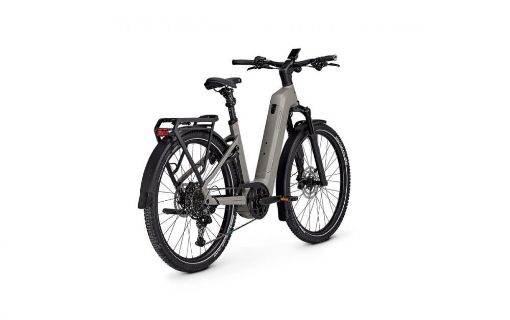 Kalkhoff ENTICE 5+ EXCITE ABS Allroad-E-Bike in Mattgrau mit Bosch CX Motor und Gepäckträger.
