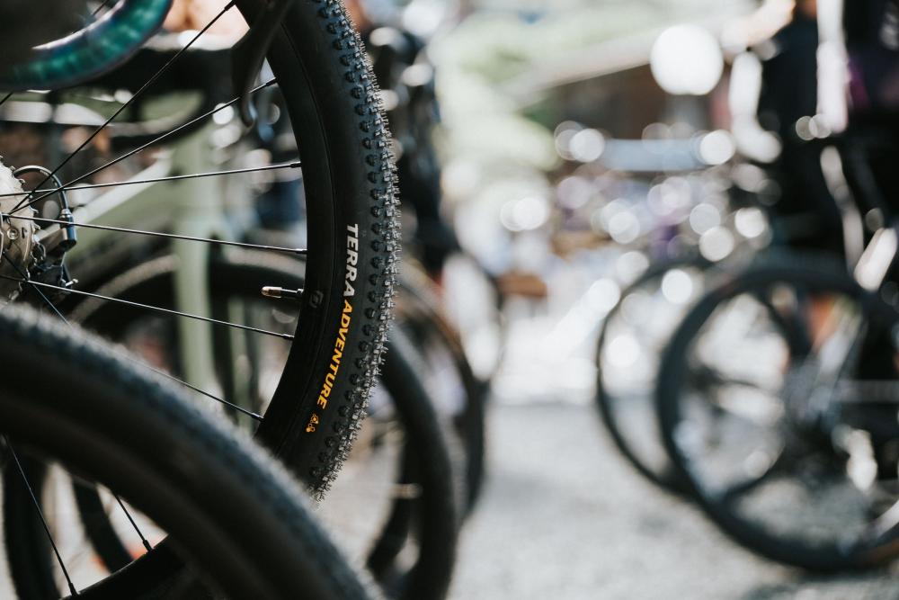 Continental Terra Adventure 50-622 Faltreifen: Detailansicht des Gravel-Profils für Trail-Grip am Fahrrad.