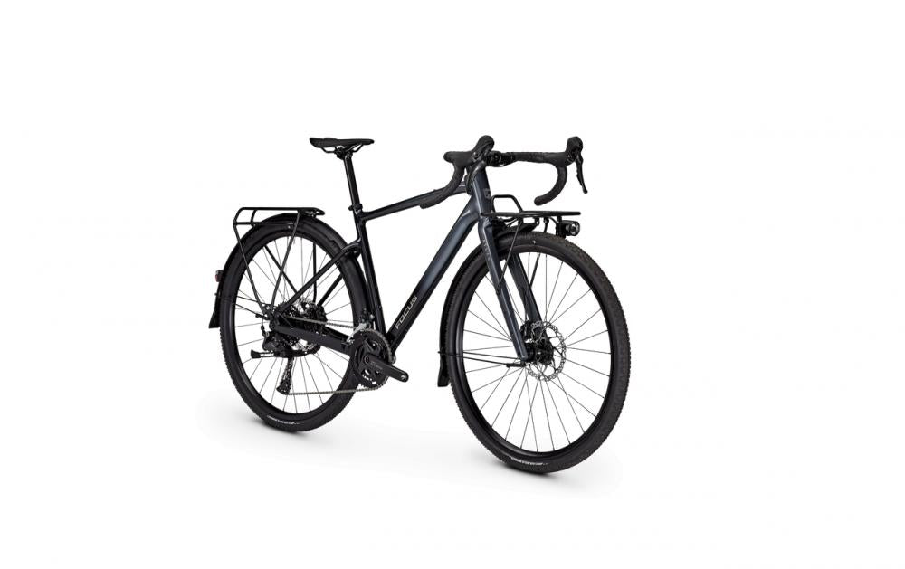 Focus ATLAS 6.8 EQP Gravelbike in Grau mit Gepäckträger, Schutzblechen und Lichtanlage.