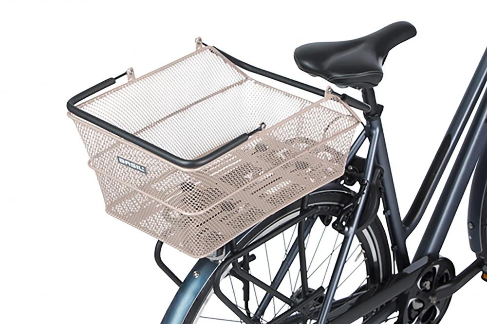 Basil Cento MIK Heckfahrradkorb aus Stahl in Beige auf einem dunkelgrauen Fahrrad.