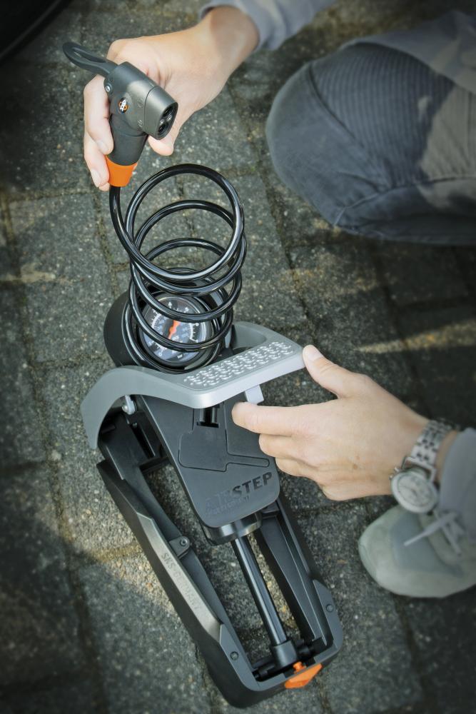 SKS Fußpumpe Airstep - Hochdruck-Standpumpe mit Manometer - Stahlzylinder robuster Trittmechanismus Multi-Valve-Ventilkopf für Auto Dunlop- & Presta-Ventile