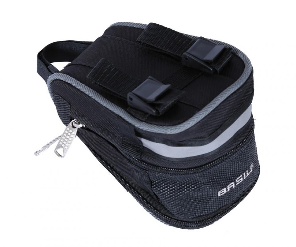 Basil Satteltasche Mada schwarz mit Reflektorstreifen und Reißverschluss.