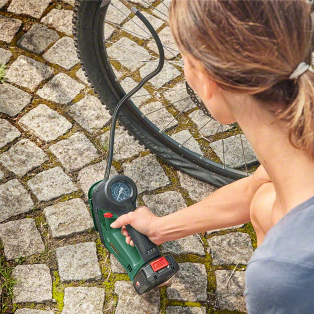 Bosch PowerTools UniversalPump 18V Akku-Druckluftpumpe (EU-Version) - vielseitiges Aufpumpen ohne Kabel