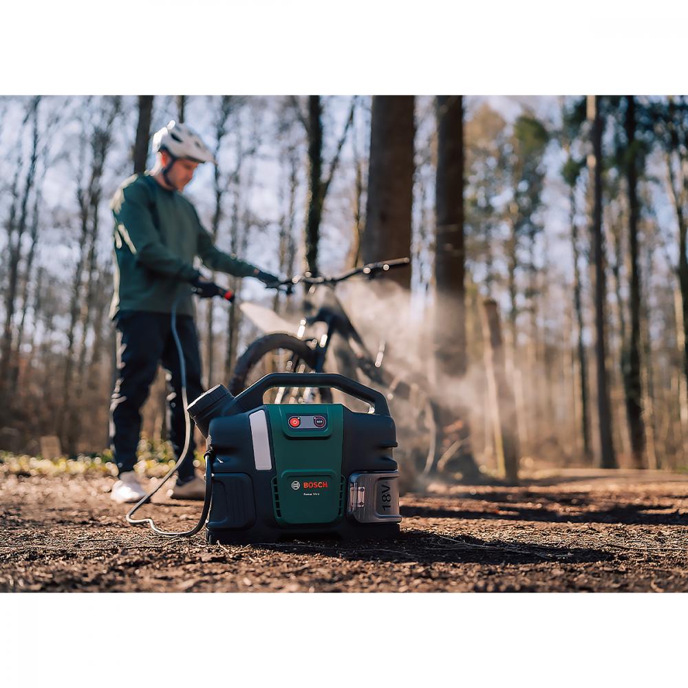 Bosch Fontus 18V-6 Akku Bike Cleaner reinigt Fahrrad im Wald. Mobiler Hochdruckreiniger für Fahrräder.