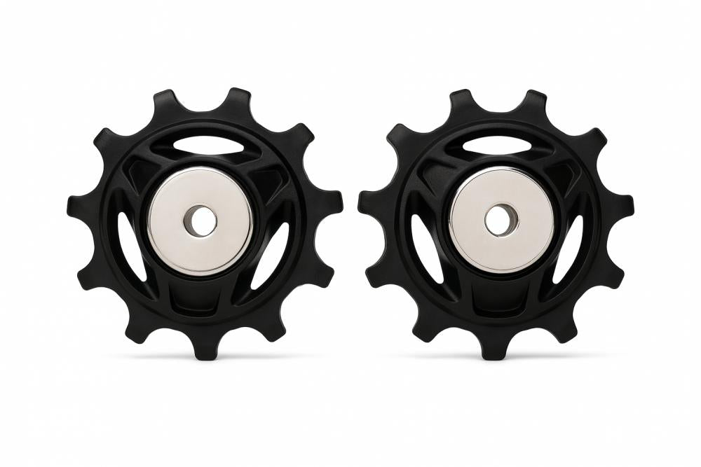 Zwei schwarze Shimano RD-R7100 Schaltrollen mit silbernem Lager, Ersatzrollen für Fahrradschaltwerk.