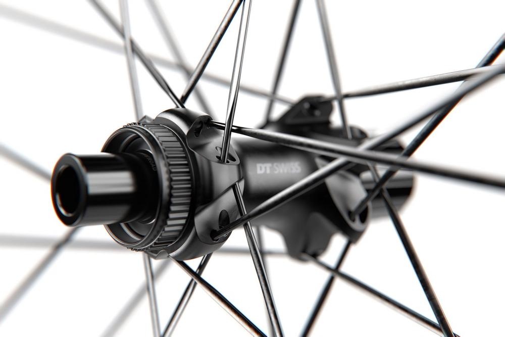DT Swiss E 1800 SPLINE Disc-Hinterrad Schwarz, Nahaufnahme der Nabe und Speichen auf weißem Grund.