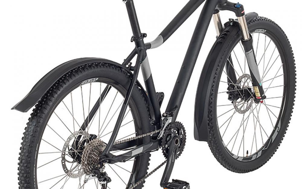 Hebie Schutzblechset Viper S, schwarze MTB Steckbleche 65mm mit Spritzschutz am schwarzen Fahrrad.