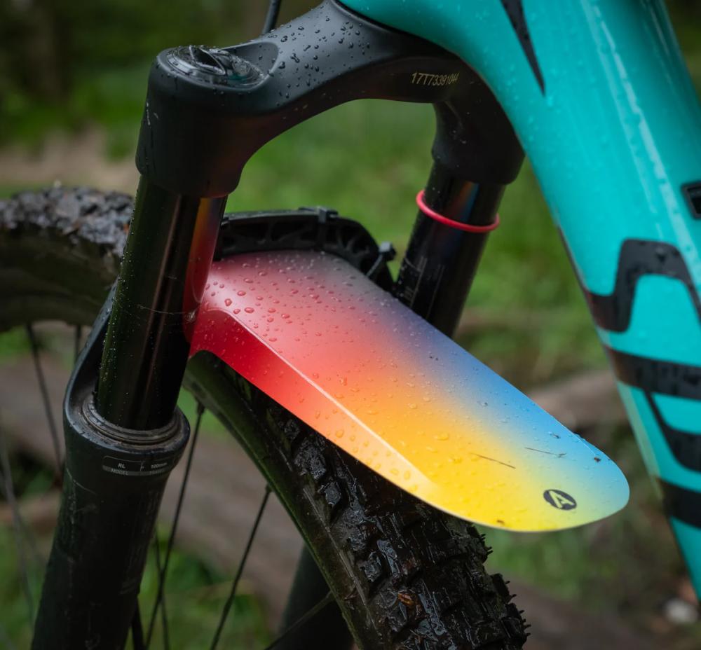 Ass Savers MFR-1 Mudder Spektrum: Leichter 18g Spritzschutz für MTB, passend für 26\"-29\" Räder, einfache Montage an Federgabeln, effektiver Schutz vor Schmutz