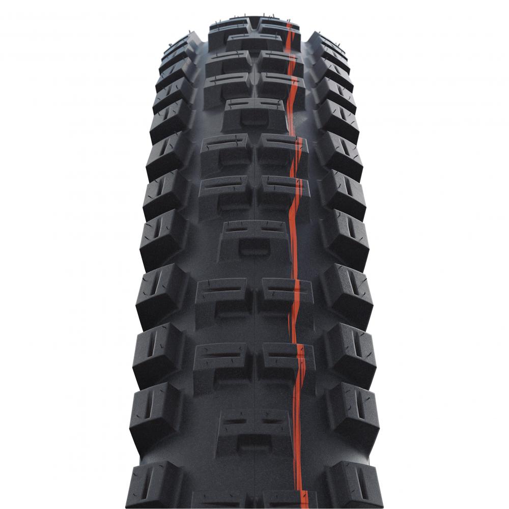Schwalbe Big Betty 29x2.40 Mountainbike-Faltreifen, schwarz, mit griffigem Profil und orangefarbenem Streifen.