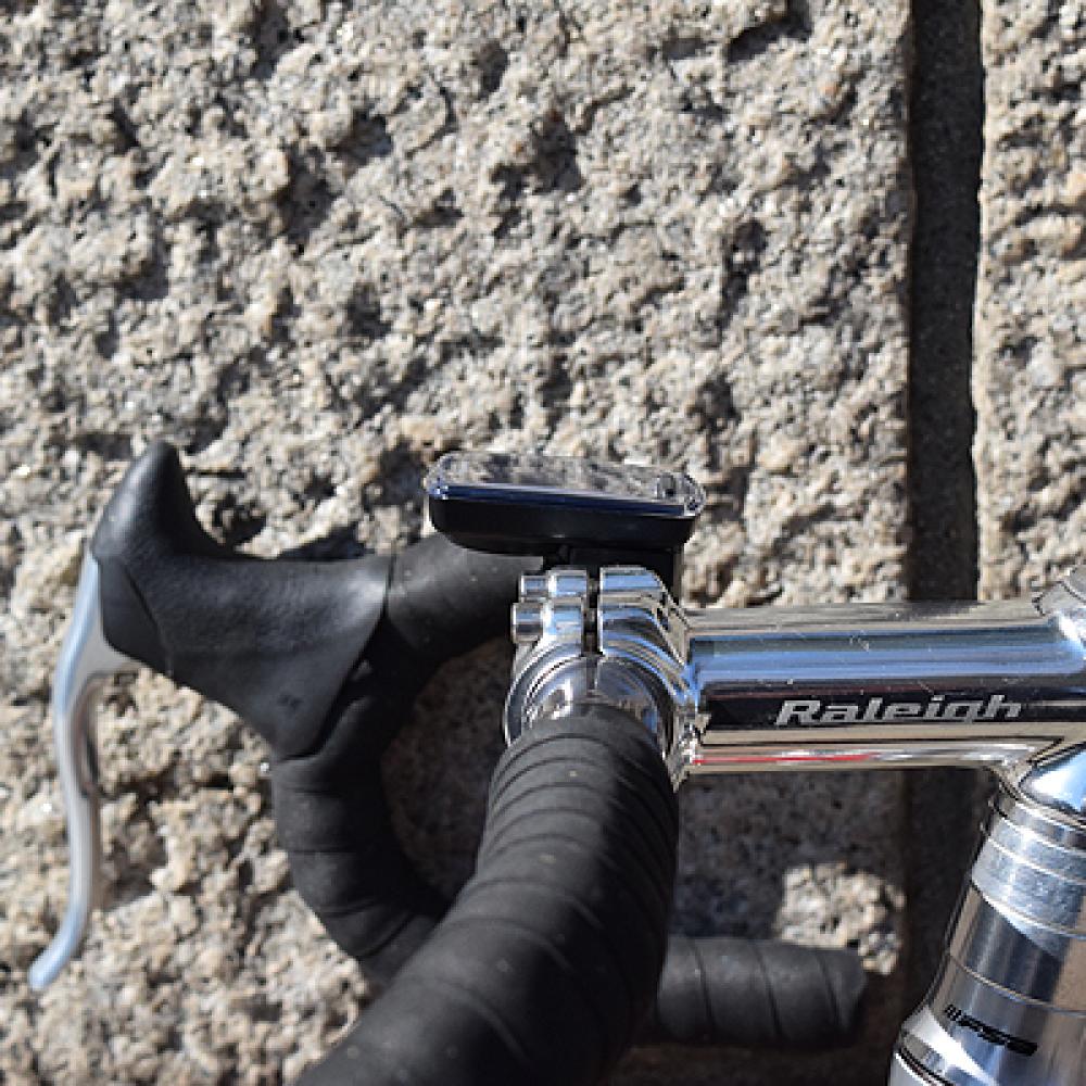 CATEYE Fahrradcomputer Velo Wireless Schwarz am Vorbau eines Raleigh-Rennrads montiert für kabelloses Bike-Tracking.