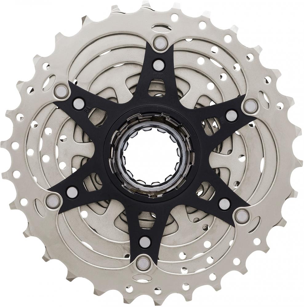 SHIMANO 105 CS-R7000 Kassette 11-fach 11-30 Zähne für Rennrad, silber und schwarz, frontal auf weißem Hintergrund.