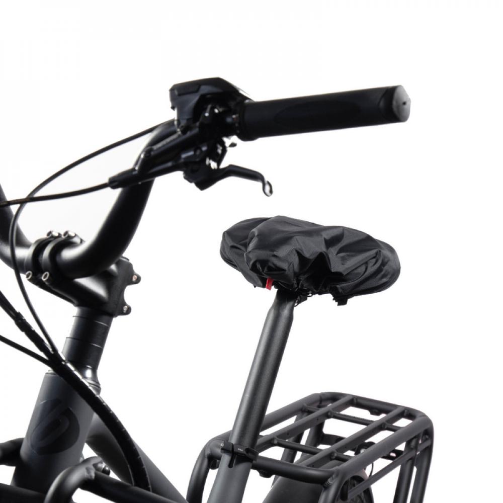 Schwarzer XL Fahrrad Sattelschutz für extra breite Sättel auf einem Fahrrad.