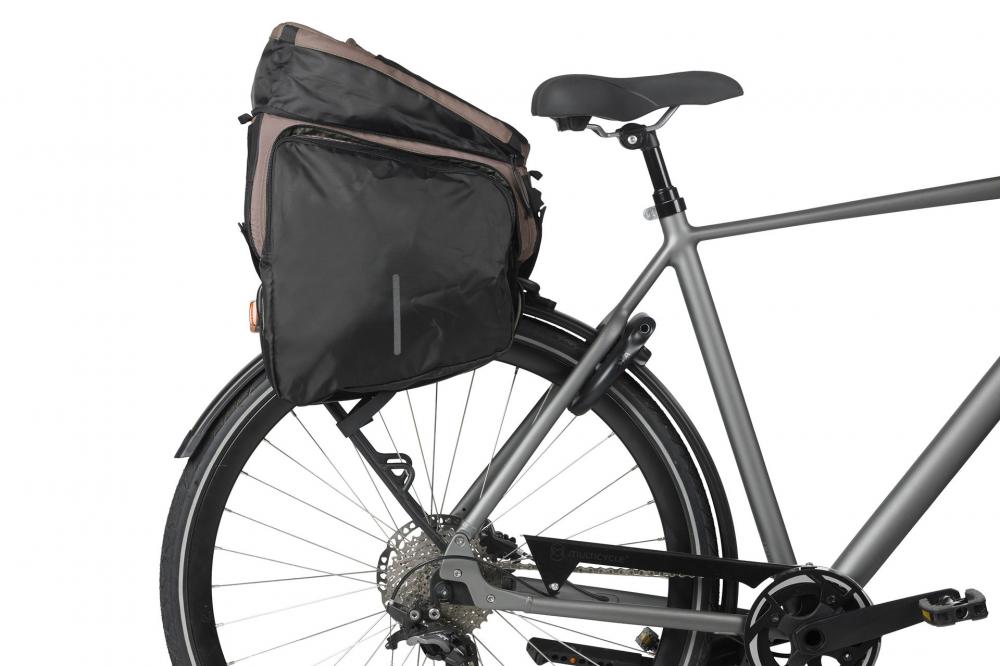 Basil Move Gepäckträgertasche 10-26 Liter Braun - recyceltes Polyester, MIK-Befestigung, erweiterbar, reflektierend