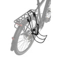 Schwarzer Messingschlager Racky Bag Taschenhalter aus Aluminium seitlich am Fahrrad-Gepäckträger montiert.