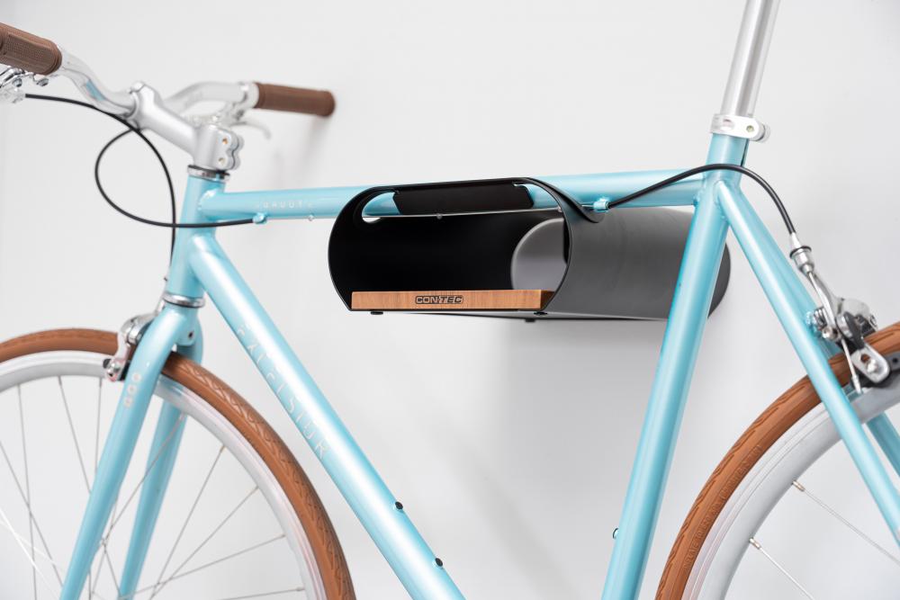 CONTEC bikeART tube Fahrrad-Wandhalterung, Stahl und Walnussholz, Silikonbeschichtung, für Oberrohr-Ø bis 55 mm, Tragfähigkeit bis 25 kg, inkl. Gurt, schwarz/walnuss