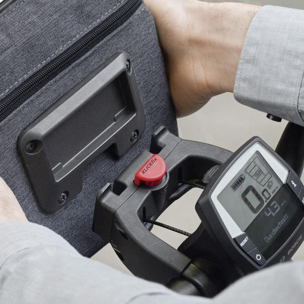 KLICKfix Lenkeradapter E mit Schloss am E-Bike Lenker, graue Tasche wird befestigt.