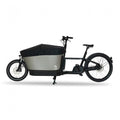 Schwarze Carqon Classic Regenschutzplane auf einem Carqon Lastenrad.