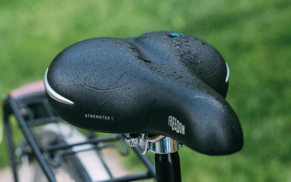 Schwarzer Selle Royal Freedom Strengtex Fahrradsattel mit Regentropfen, Unisex, ideal für moderate Fahrposition.