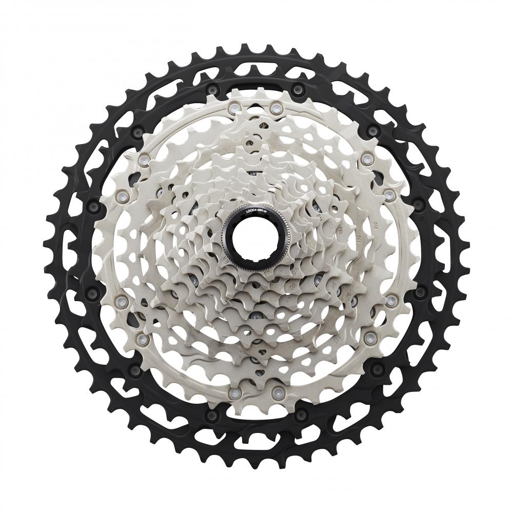 Shimano Deore XT CS-M8100 12-fach Kassette mit 10-51 Zähnen in Silber und Schwarz für präzise Schaltperformance.